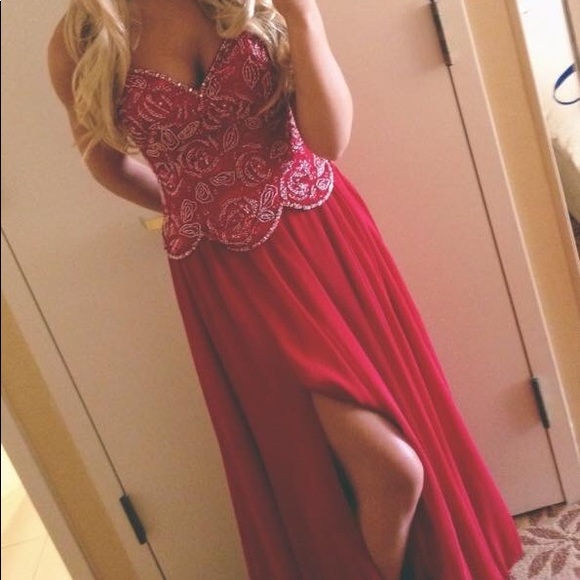 Red Prom/Pageant - Picture 1 of 4